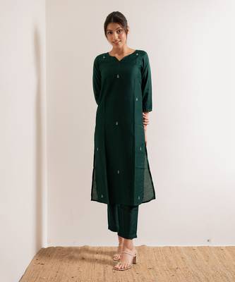 Green Rukh Straight Fit Kurta Set 1