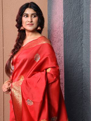 Red hand woven banarasi saree with blouse 3