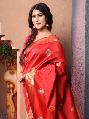 Red hand woven banarasi saree with blouse 4