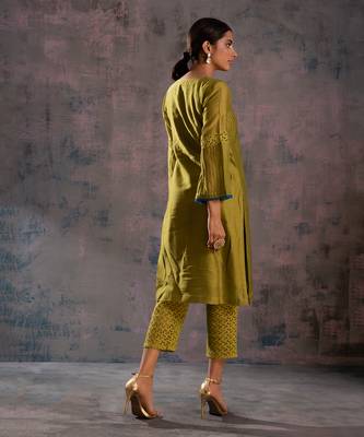 Berry Green Flared Sleeves Kurta With Green Pant & Blue Dupatta  2