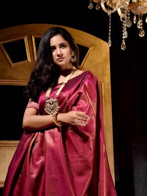 Handwoven Rani Banarasi Silk Saree with Blouse Piece 5
