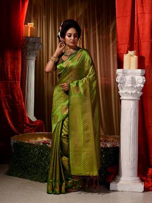 Handwoven green Kubera Pattu Saree with Blouse Piece 3