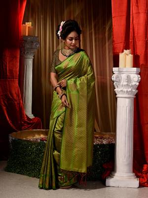 Handwoven green Kubera Pattu Saree with Blouse Piece 4