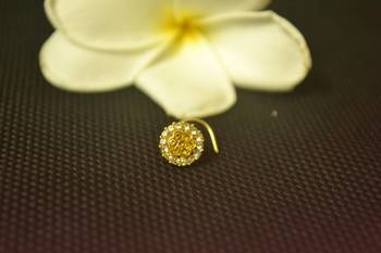 Yellow diamond nose-ring 3
