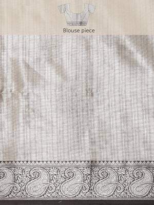 Gold woven kanchipuram silk blend saree with blouse 5
