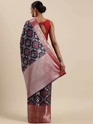 Blue woven kanchipuram silk blend saree with blouse 4