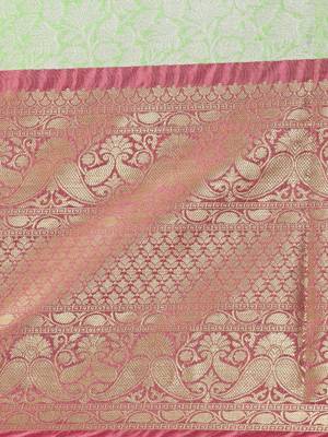 Green woven kanchipuram silk saree with blouse 4