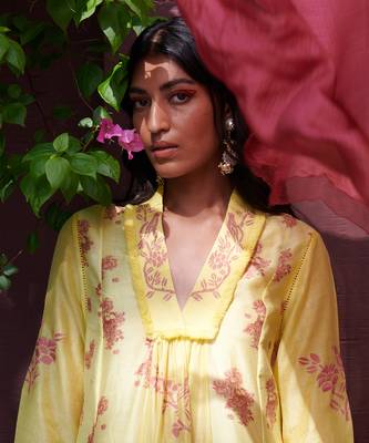 Gulab Pale Yellow And Maroon 4