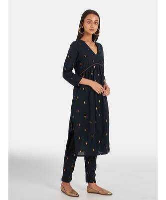 Suta Women's Magenta Self Design Cotton Blend Kurta Set without Duppata 3
