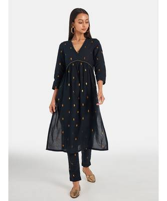 Suta Women's Magenta Self Design Cotton Blend Kurta Set without Duppata 4