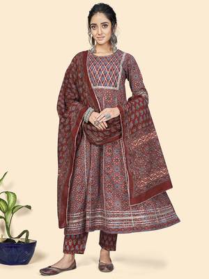 Vbuyz Women'S Print & Gota Patti Anarkali Cotton Maroon Stitched Kurta Pant With Dupatta 1