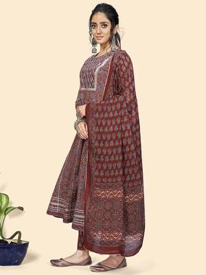 Vbuyz Women'S Print & Gota Patti Anarkali Cotton Maroon Stitched Kurta Pant With Dupatta 4