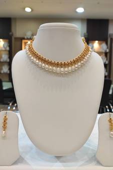 Red pearl necklaces