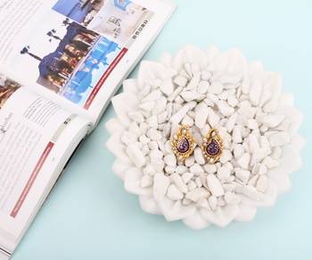 Gold pearl earrings 1