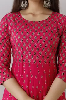 Women Paisley Anarkali Kurta in Pink