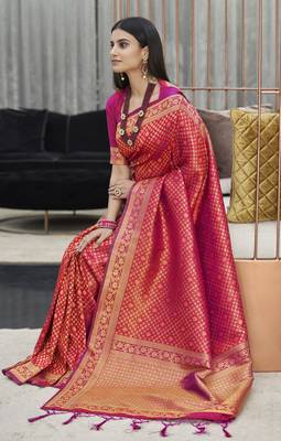 Magenta woven silk saree with blouse 2