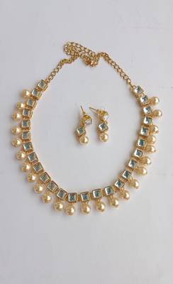 Kundan Beige necklaces 1
