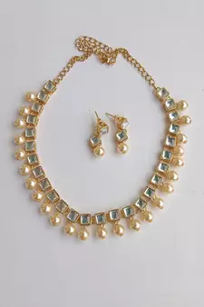 Kundan Beige necklaces