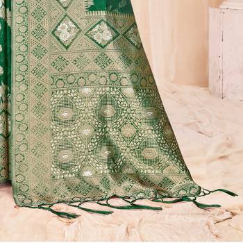 Green woven organza saree with blouse 3