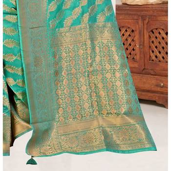 Green woven organza saree with blouse 3