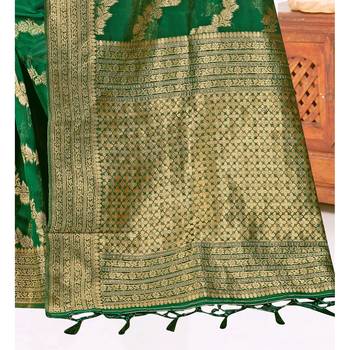 Green woven organza saree with blouse 3