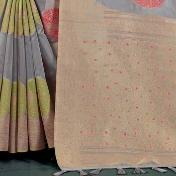 Grey woven organza saree with blouse 3