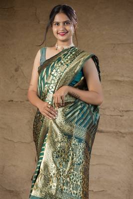 Green woven banarasi saree with blouse 4