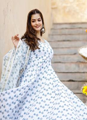 Blue Motif Printed White Flared Kurta Set with Chanderi Block Printed Set 2