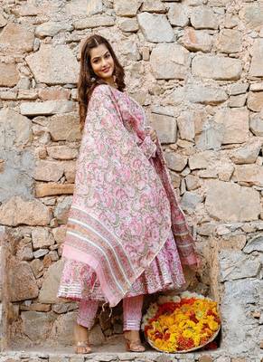 Pink Block Printed Flared Kurta Set Paired with Chanderi Printed Dupatta 3