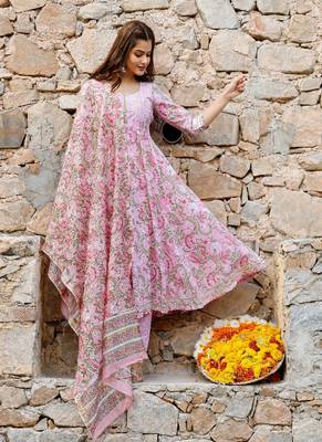Pink Block Printed Flared Kurta Set Paired with Chanderi Printed Dupatta 4