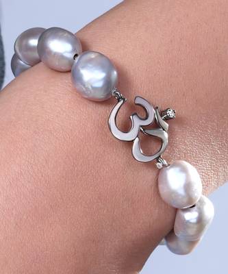 OM Single Diamond Pearl Bracelet 1