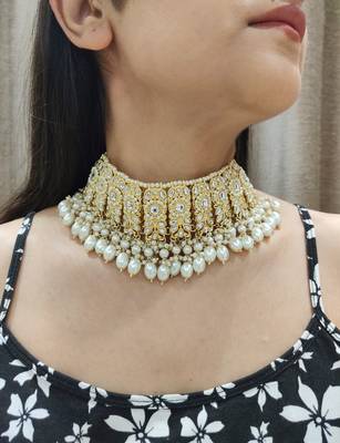 White Choker Set with Maangtika 2