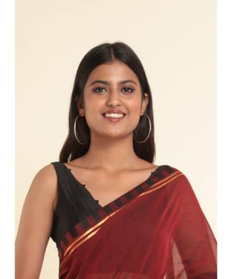 Suta Red Solid Cotton Blend Saree 4