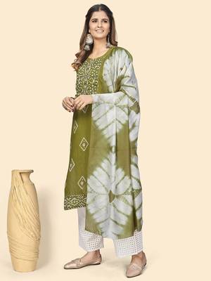 Vbuyz Women'S Batik Print & Mirror Straight Chanderi Parrot Green Stitched Kurta With Dupatta 4