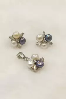 Multicolor pearl pendants