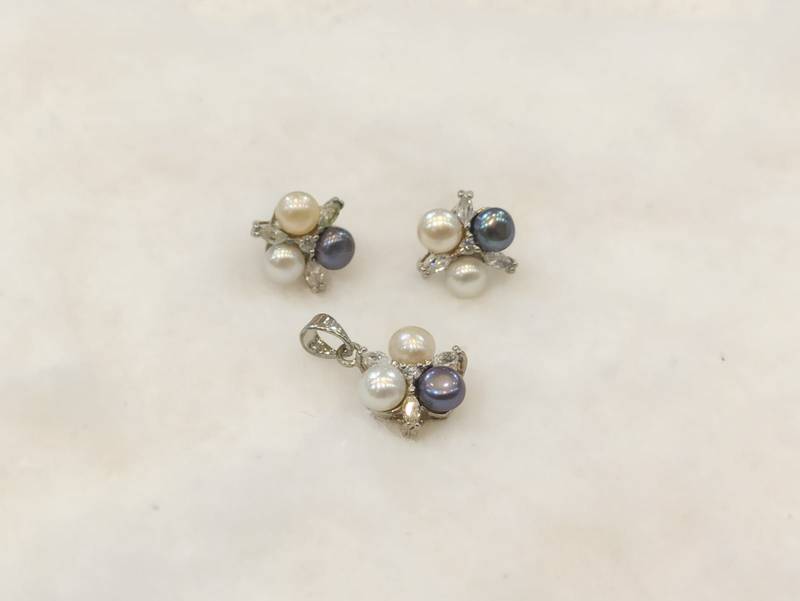 Multicolor pearl pendants