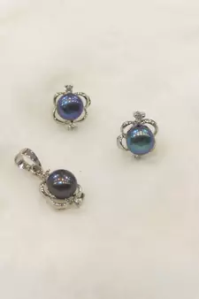 Black pearl pendants