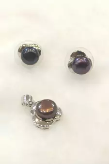Black pearl pendants