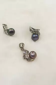 Black pearl pendants