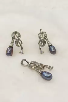 Black pearl pendants