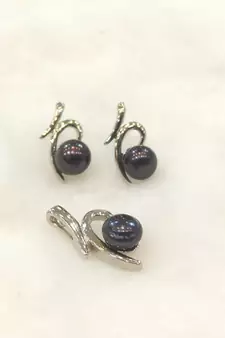 Black pearl pendants