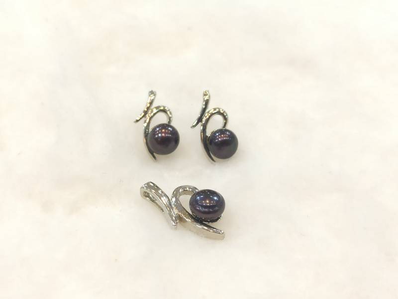 Black pearl pendants