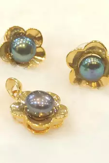 Black pearl pendants