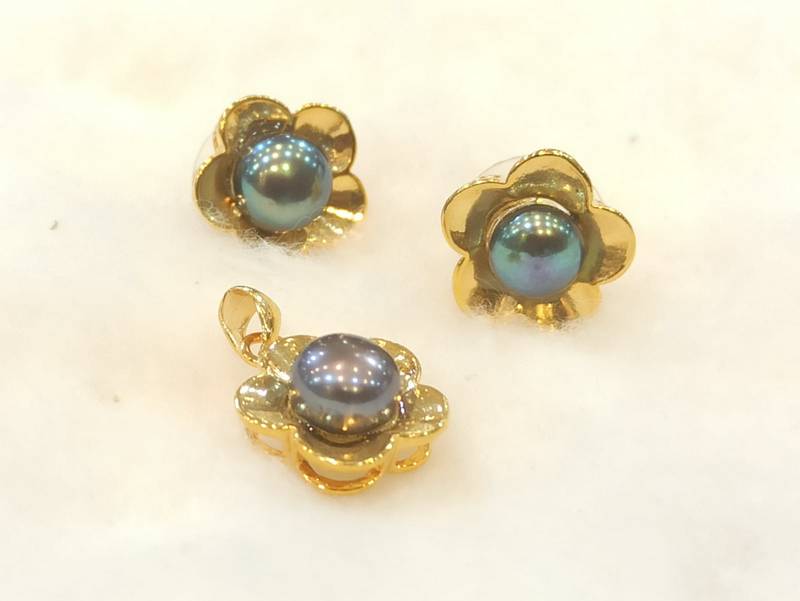 Black pearl pendants
