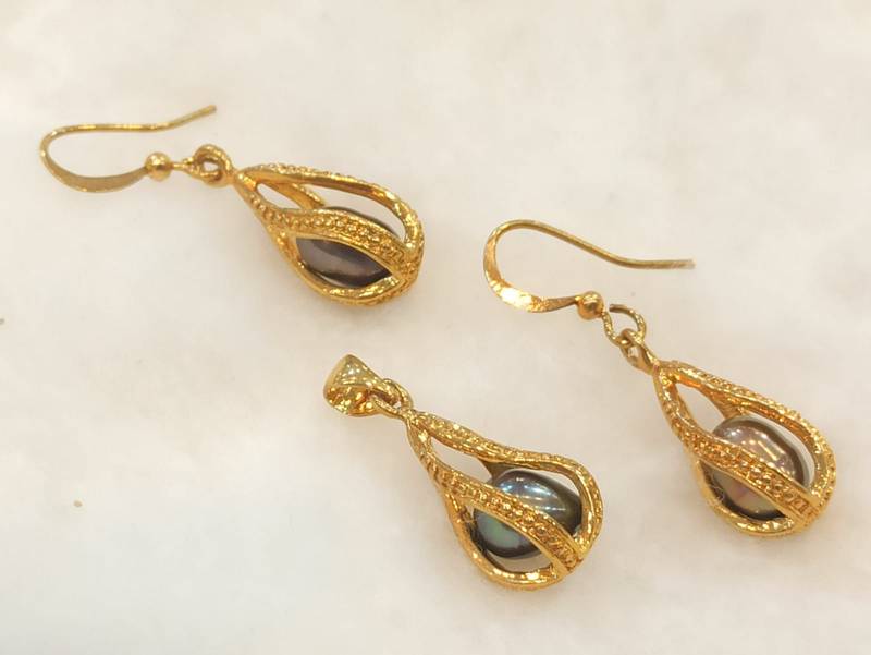 Black pearl pendants