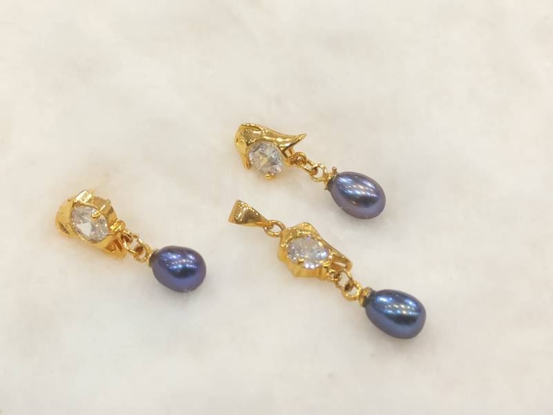 Black pearl pendants