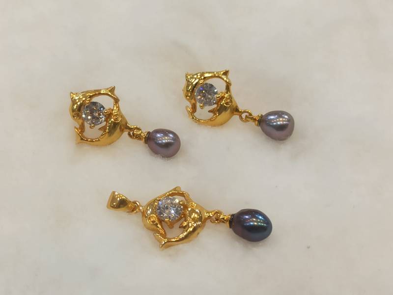 Black pearl pendants