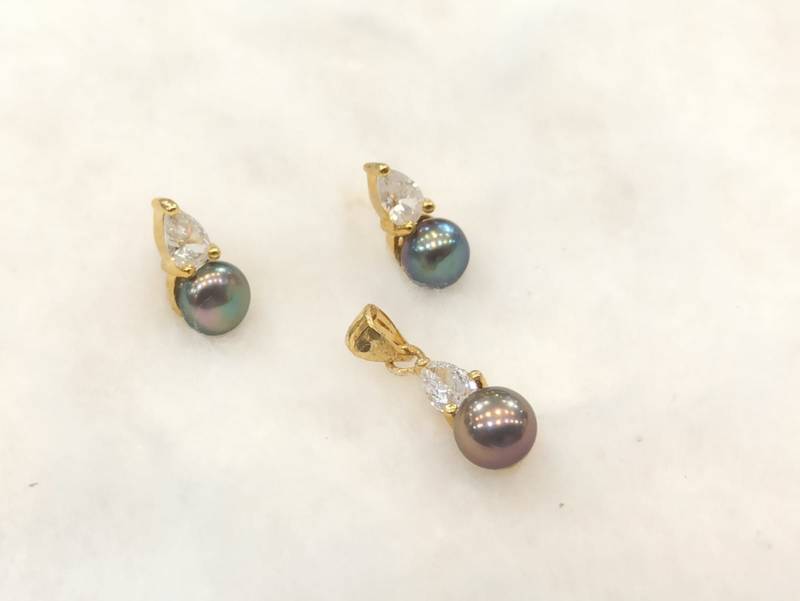 Black pearl pendants