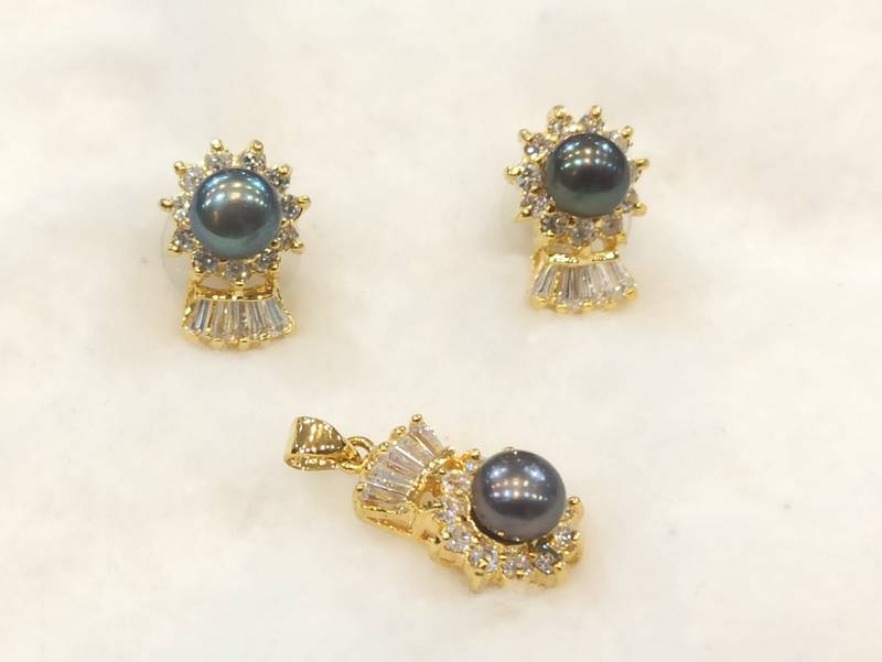 Black pearl pendants