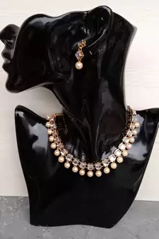 Kundan Beige necklaces